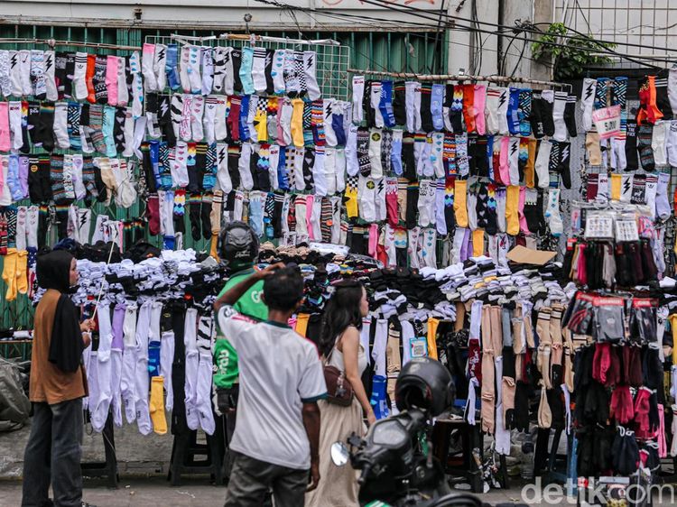 Cuma Rp10 Ribu, Tiga Pasang Kaos Kaki Laris Diburu di Tanah Abang