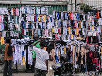 Cuma Rp10 Ribu, Tiga Pasang Kaos Kaki Laris Diburu di Tanah Abang