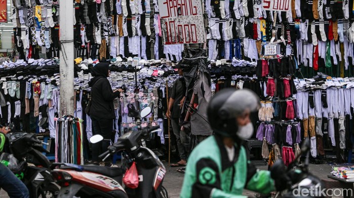 Cuma Rp10 Ribu, Tiga Pasang Kaos Kaki Laris Diburu di Tanah Abang Lapak kaos kaki murah di kawasan Tanah Abang, Jakarta Pusat, ramai diburu warga. Dengan uang Rp10 ribu, pembeli bisa membawa pulang tiga pasang kaos kaki untuk menunjang aktivitas sehari-hari.