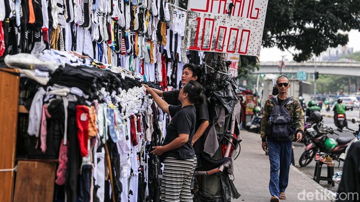 Cuma Rp10 Ribu, Tiga Pasang Kaos Kaki Laris Diburu di Tanah Abang Lapak kaos kaki murah di kawasan Tanah Abang, Jakarta Pusat, ramai diburu warga. Dengan uang Rp10 ribu, pembeli bisa membawa pulang tiga pasang kaos kaki untuk menunjang aktivitas sehari-hari.