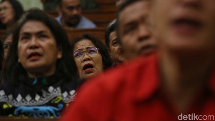 Demi Indonesia Damai, Umat Lintas Agama Gelar Doa Bersama Sejumlah umat lintas agama mengikuti doa bersama di Gereja Protestan Indonesia Bagian Barat (GPIB) Immanuel, Jakarta, Selasa (27/10/2026). Kegiatan ini menjadi momentum untuk memanjatkan harapan bagi pemulihan bangsa sekaligus memperkuat persatuan di tengah keberagaman masyarakat Indonesia.