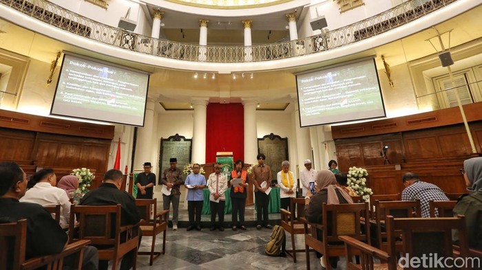 Demi Indonesia Damai, Umat Lintas Agama Gelar Doa Bersama Sejumlah umat lintas agama mengikuti doa bersama di Gereja Protestan Indonesia Bagian Barat (GPIB) Immanuel, Jakarta, Selasa (27/10/2026). Kegiatan ini menjadi momentum untuk memanjatkan harapan bagi pemulihan bangsa sekaligus memperkuat persatuan di tengah keberagaman masyarakat Indonesia.