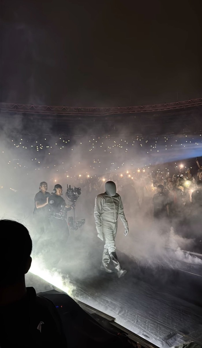 Di balik suksesnya konser Kanye West di Jakarta, sosok juru kamera lokal beraksi membawa perlengkapan kamera 30 kg hingga mendadak viral di medsos.