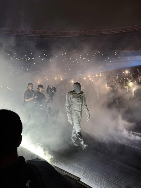 Pria Viral Jadi Kamera Operator Konser Kanye West Jakarta, Ini Sosoknya