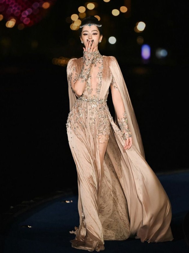 Penampilan Dilraba Dilmurat dengan bibir dihiasi kupu-kupu ini langsung menjadi trending topic di media sosial China. Julukan untuk Dilraba &lsquo;red carpet goddess&rsquo; menjadi tagar nomor satu di Weibo. Foto: Dok. Instagram Zuhair Murad, Weibo Dilraba Dilmurat Fansite