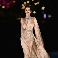 Penampilan Dilraba Dilmurat dengan bibir dihiasi kupu-kupu ini langsung menjadi trending topic di media sosial China. Julukan untuk Dilraba &lsquo;red carpet goddess&rsquo; menjadi tagar nomor satu di Weibo. Foto: Dok. Instagram Zuhair Murad, Weibo Dilraba Dilmurat Fansite
