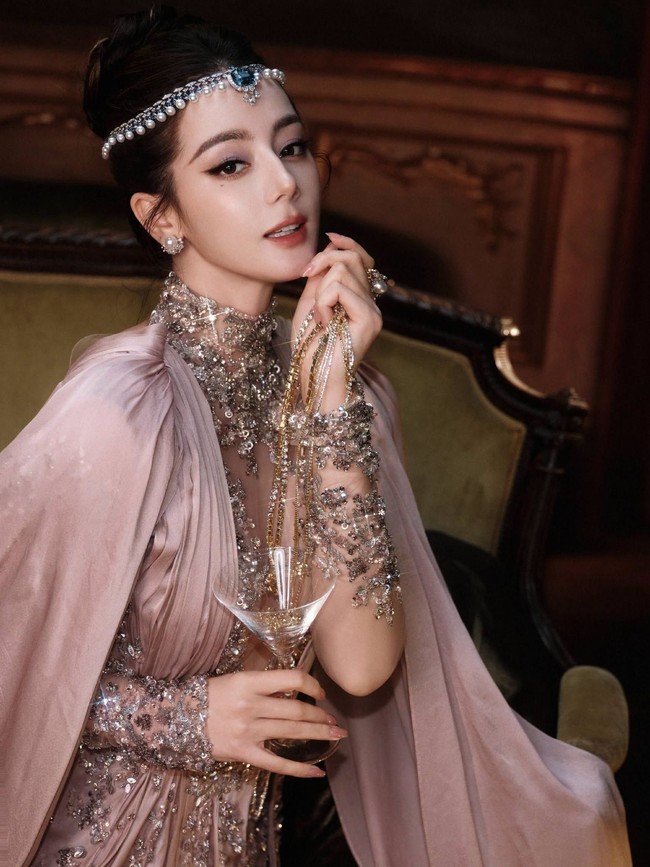 Dilraba Dilmurat yang dikenal sebagai aktris Tiongkok keturunan suku Uighur populer lewat perannya dalam drama Three Lives Three Worlds: The Pillow Book dan The Long Ballad. Dan Dilraba baru saja membintangi film blockbuster karya Stephen Chow, Kung Fu Hustle, yang meraup pendapatan lebih dari 2 miliar yuan. Foto: Dok. Instagram Zuhair Murad, Weibo Dilraba Dilmurat Fansite