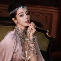 Dilraba Dilmurat yang dikenal sebagai aktris Tiongkok keturunan suku Uighur populer lewat perannya dalam drama Three Lives Three Worlds: The Pillow Book dan The Long Ballad. Dan Dilraba baru saja membintangi film blockbuster karya Stephen Chow, Kung Fu Hustle, yang meraup pendapatan lebih dari 2 miliar yuan. Foto: Dok. Instagram Zuhair Murad, Weibo Dilraba Dilmurat Fansite