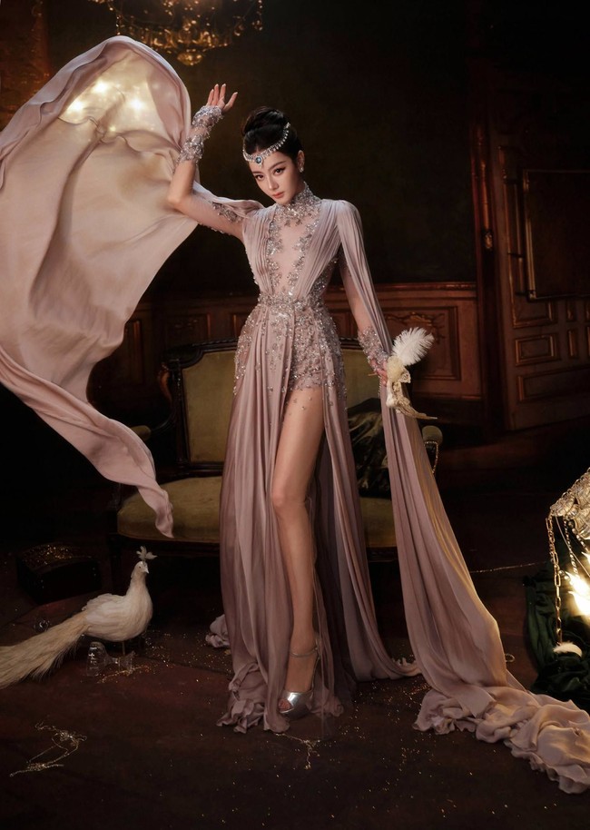 Inilah penampilan bintang drama China Dilraba Dilmurat di Vogue Forces of Fashion 2026, acara fashion summit tahunan berskala global yang diselenggarakan oleh majalah Vogue. Seperti dikutip dari vietnam.vn, Dilraba tampil sebagai model catwalk pembuka. Foto: Dok. Instagram Zuhair Murad, Weibo Dilraba Dilmurat Fansite