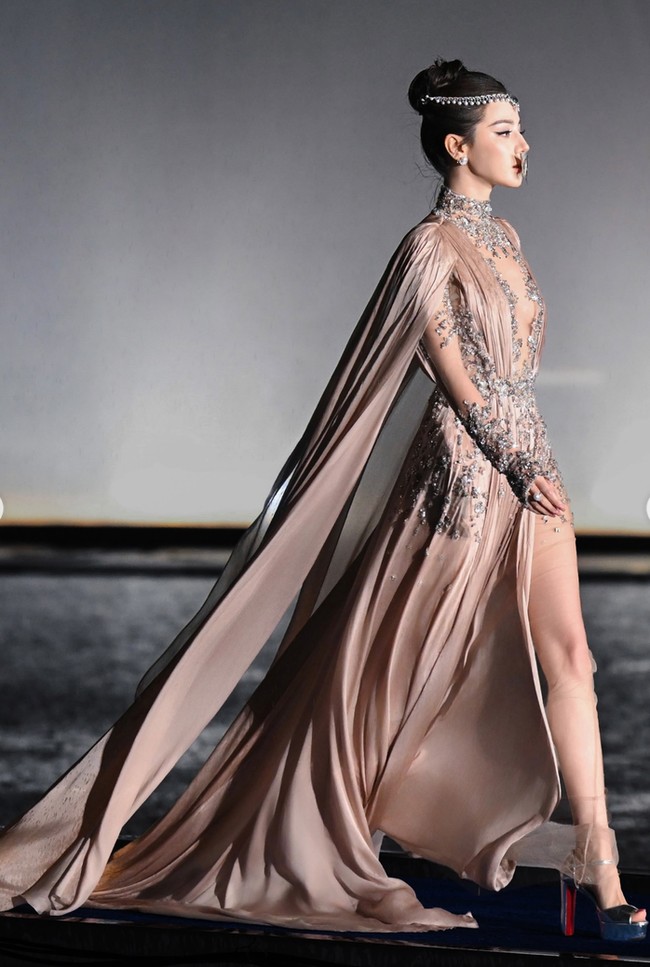 &ldquo;@dilrabaxx63 membuka karpet merah ajang tahunan Vogue Forces of Fashion Gala dalam balutan gaun berwarna sampanye berhias sulaman kristal rumit, yang menampilkan belahan paha tinggi serta cape yang menjuntai dari koleksi ZUHAIR MURAD Couture Fall 2026,&rdquo; tulis Zuhair Murad dalam keterangannya di Instagram. Foto: Dok. Instagram Zuhair Murad, Weibo Dilraba Dilmurat Fansite