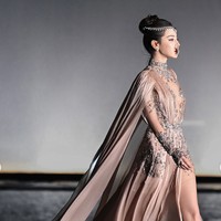 &ldquo;@dilrabaxx63 membuka karpet merah ajang tahunan Vogue Forces of Fashion Gala dalam balutan gaun berwarna sampanye berhias sulaman kristal rumit, yang menampilkan belahan paha tinggi serta cape yang menjuntai dari koleksi ZUHAIR MURAD Couture Fall 2026,&rdquo; tulis Zuhair Murad dalam keterangannya di Instagram. Foto: Dok. Instagram Zuhair Murad, Weibo Dilraba Dilmurat Fansite