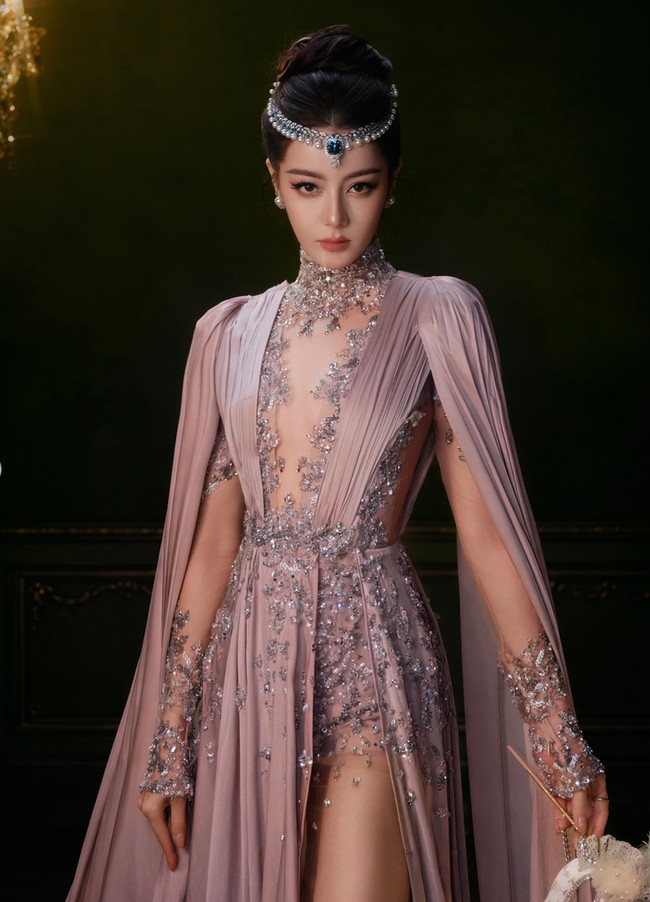 Dilraba tampil dalam balutan gaun haute couture bewarna sampanye dari koleksi couture Zuhair Murad. Penampilan Dilraba ini pun diunggah oleh akun Instagram resmi Zuhair Murad. Foto: Dok. Instagram Zuhair Murad, Weibo Dilraba Dilmurat Fansite
