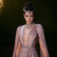 Dilraba tampil dalam balutan gaun haute couture bewarna sampanye dari koleksi couture Zuhair Murad. Penampilan Dilraba ini pun diunggah oleh akun Instagram resmi Zuhair Murad. Foto: Dok. Instagram Zuhair Murad, Weibo Dilraba Dilmurat Fansite