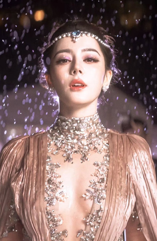 Dilraba menata rambutnya dengan sanggul tinggi yang dipadukan dengan hiasan kepala berhiaskan&nbsp;berlian dan mutiara dari brand perhiasan legendaris Jepang, MIKIMOTO.&nbsp; Foto: Dok. Instagram Zuhair Murad, Weibo Dilraba Dilmurat Fansite