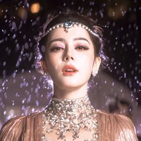 Dilraba menata rambutnya dengan sanggul tinggi yang dipadukan dengan hiasan kepala berhiaskan&nbsp;berlian dan mutiara dari brand perhiasan legendaris Jepang, MIKIMOTO.&nbsp; Foto: Dok. Instagram Zuhair Murad, Weibo Dilraba Dilmurat Fansite