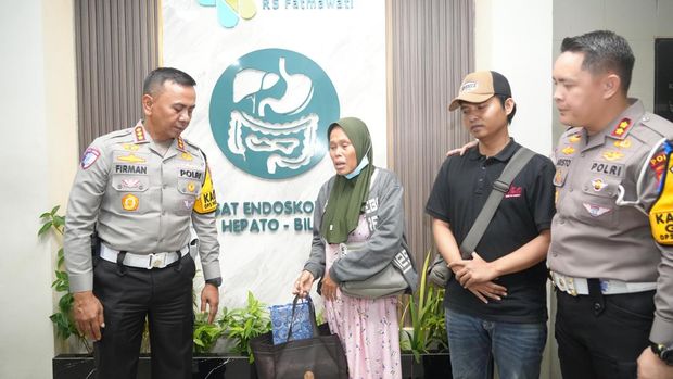 Dirlantas Polda Metro Jaya Kombes Firman Darmansyah menjenguk ojol inisial HS yang ditabrak mobil listrik BYD inisial S di kawasan Blok M Jakarta Selatan.