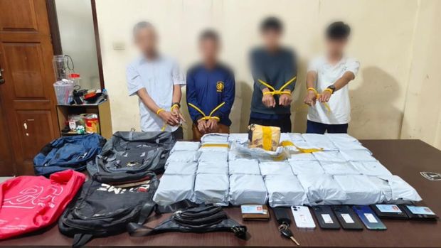 Ditres Narkoba Polda Riau menggagalkan penyelundupan 35 kg narkotika jenis sabu jaringan internasional dan menangkap 5 tersangka (dok Polda Riau)