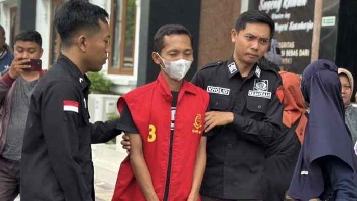 epala Desa (Kades) Tegalsari, Kecamatan Weru, Kabupaten Sukoharjo, NDS, saat di Kejari Sukoharjo, Selasa (27/10/2026).