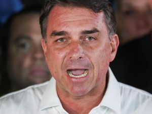 Flavio Bolsonaro Dicegah ke Luar Negeri Usai Kalah Pilpres Brasil