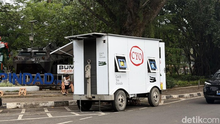 Food Trailer Catch You Outside yang berada di parkiran Taman CIbeunying