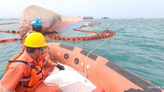 KMP Batumandi Belum Diangkat, Buoy dan Oil Boom Dipasang di Perairan Merak