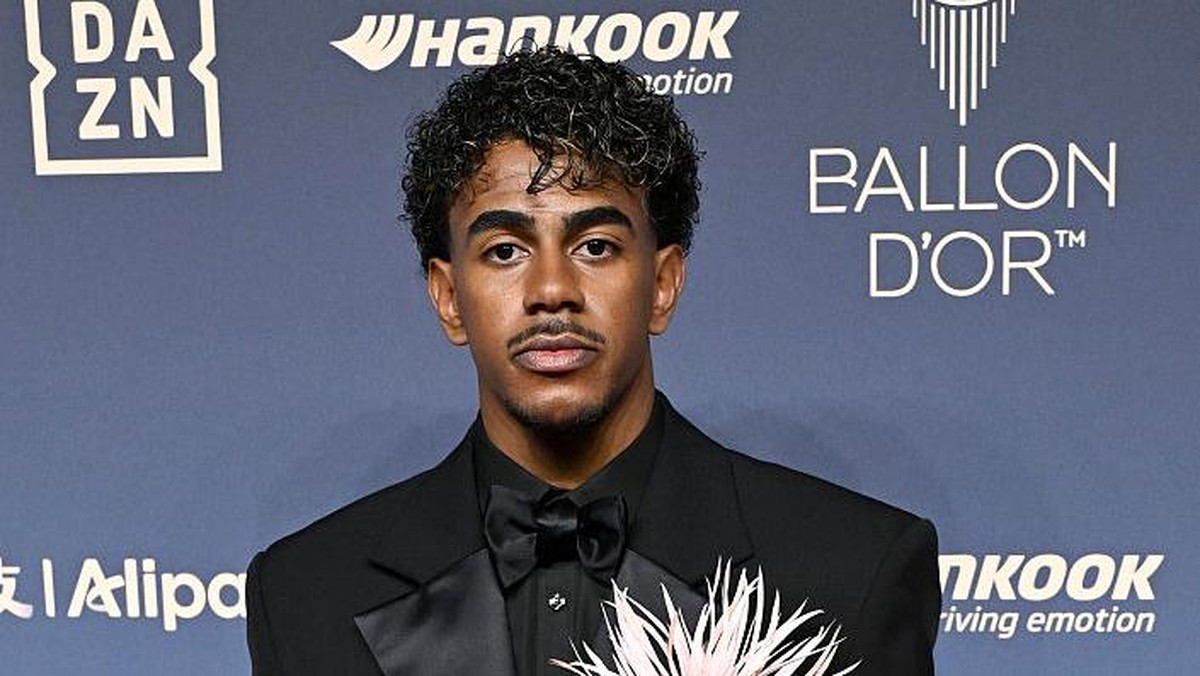 Gaya Lamine Yamal di Ballon DOr 2026 Lamine Yamal di malam Seremoni Ballon dOr 2026. (Foto: Gareth Cattermole/Getty Images)