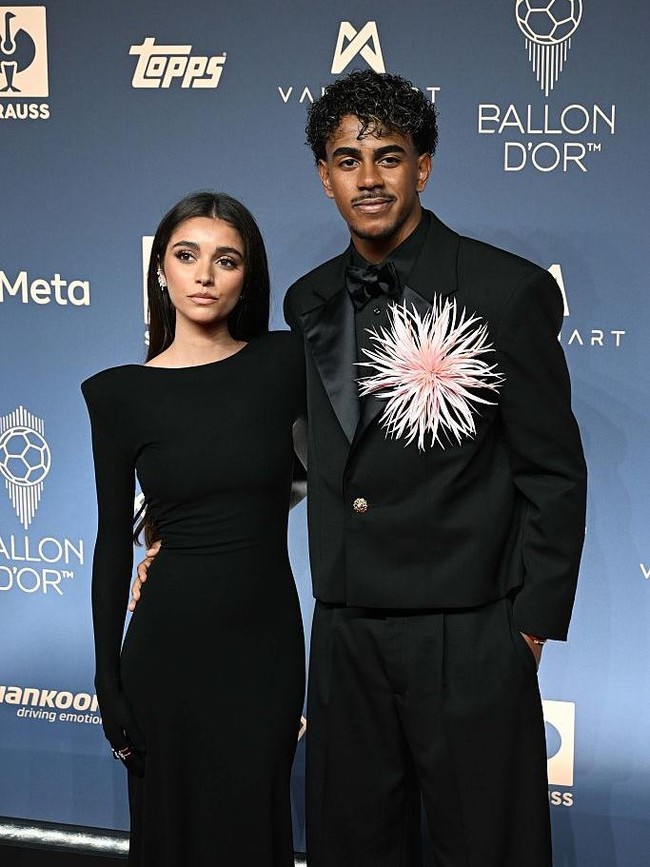 Foto Ines Garcia Temani Lamine Yamal Raih Kopa Trophy di Ballon dOr 2026
