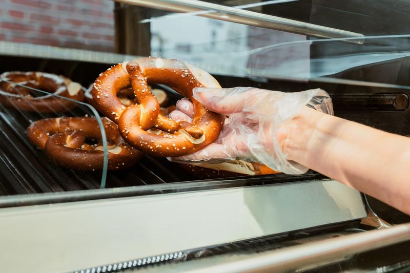 Geger! Siswa Sekolah Diberi Pretzel Bertabur Bubuk Pembersih Oven