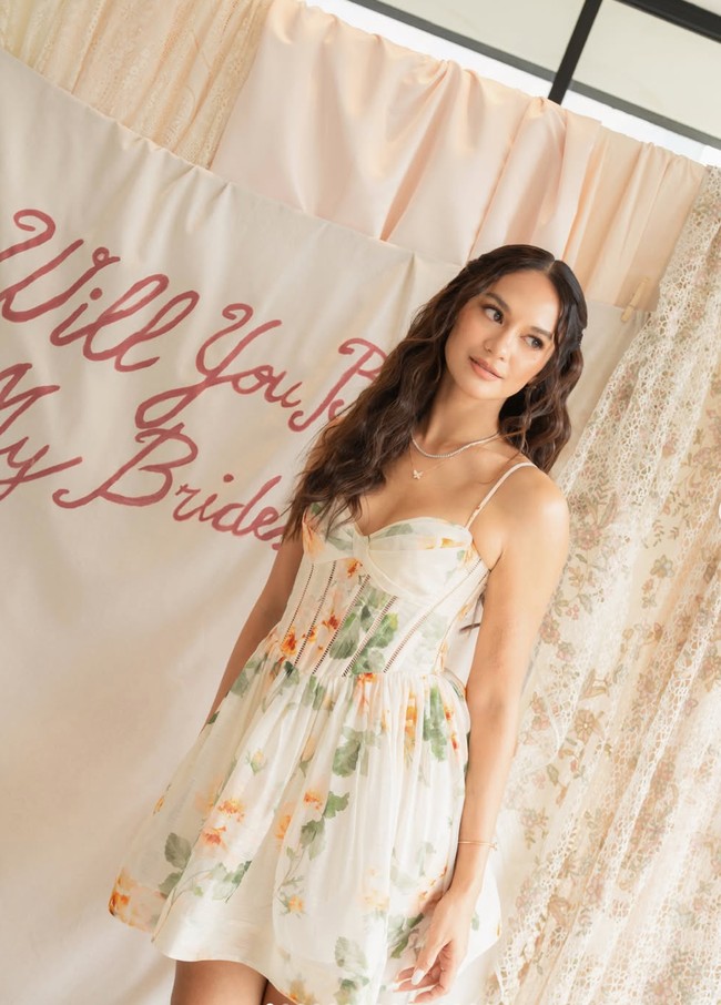 Hana tampil cantik dan anggun dalam balutan mini dress bermotif floral. Mini dress tanpa lengan itu memiliki bagian atas yang berbentuk menyerupai korset dengan bagian bawah yang lebih melebar.&nbsp;Foto: Instagram/@hanamalasan