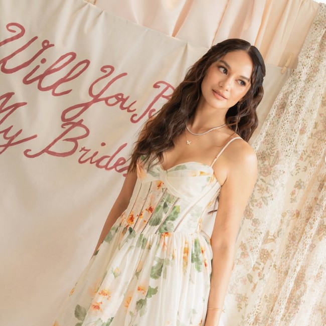 7 Potret Bridesmaid Proposal Hana Malasan, Anggun Pakai Mini Dress Floral