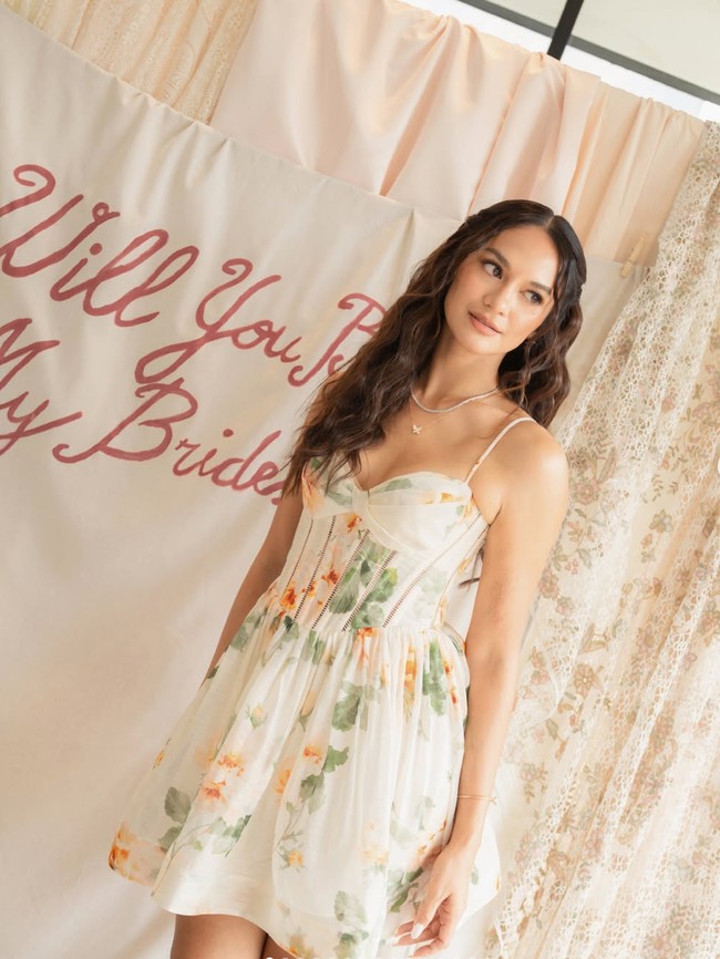 7 Potret Bridesmaid Proposal Hana Malasan, Anggun Pakai Mini Dress Floral