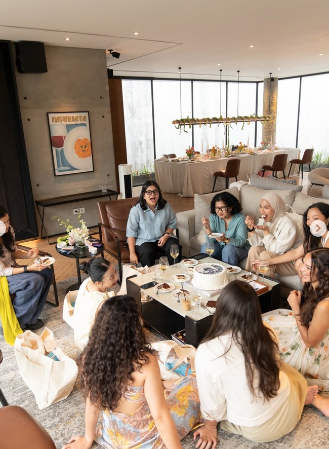 Acara berlangsung dengan lancar, Hana dan para sahabat tampak mengobrol santai sambil menikmati kue yang sudah disediakan.&nbsp;Foto: Instagram/@hanamalasan