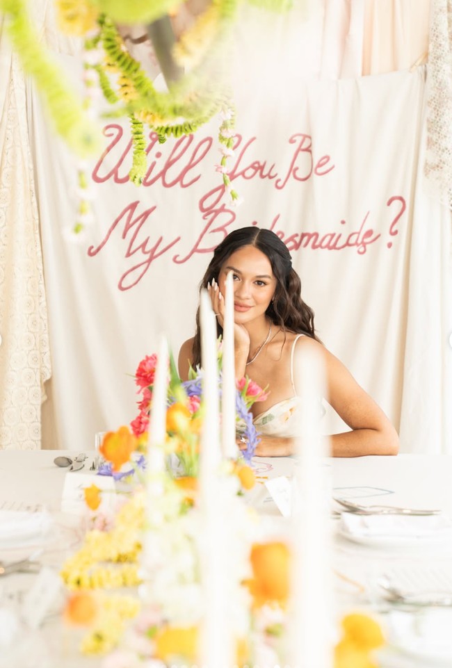 Lokasi acara tampak sudah didekorasi dengan dominasi warna putih dan tulisan Will You Be My Bridesmaid?.&nbsp;Foto: Instagram/@hanamalasan