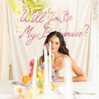 Lokasi acara tampak sudah didekorasi dengan dominasi warna putih dan tulisan Will You Be My Bridesmaid?.&nbsp;Foto: Instagram/@hanamalasan