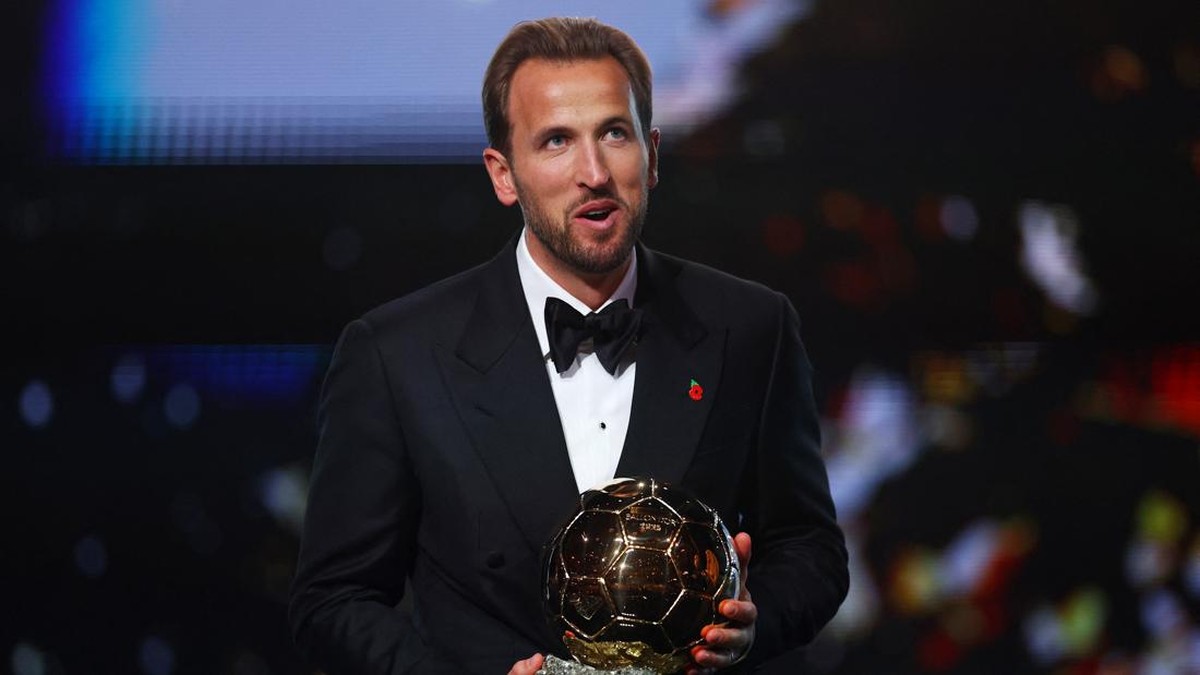 Harry Kane memegang Ballon dOr. Foto: Action Images via Reuters/Matthew Childs