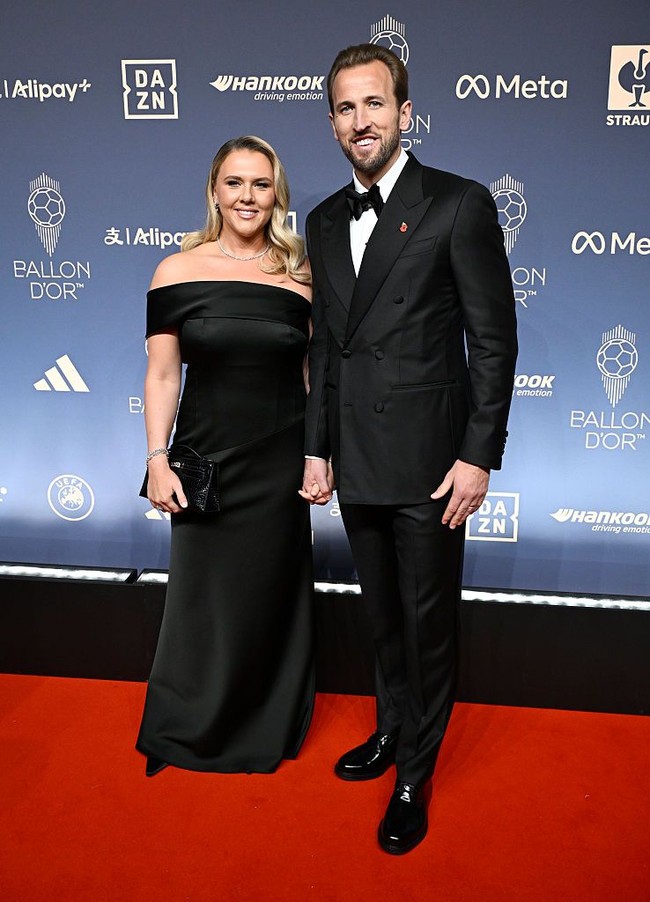 Harry Kane berhasil mengungguli Kylian Mbappe dan Lamine Yamal untuk membawa pulang trofi Ballon d&rsquo;Or di London, Inggris, pada Senin (26/10/2026). Pencapaian ini juga menjadikannya pemain Inggris pertama dalam 25 tahun terakhir yang meraih penghargaan tersebut.&nbsp; (Foto: Gareth Cattermole/Getty Images)
