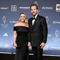 Harry Kane berhasil mengungguli Kylian Mbappe dan Lamine Yamal untuk membawa pulang trofi Ballon d&rsquo;Or di London, Inggris, pada Senin (26/10/2026). Pencapaian ini juga menjadikannya pemain Inggris pertama dalam 25 tahun terakhir yang meraih penghargaan tersebut.&nbsp; (Foto: Gareth Cattermole/Getty Images)
