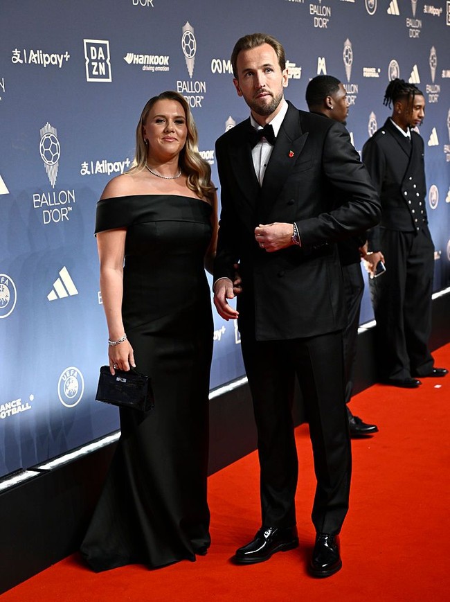 Kane menegaskan bahwa trofi Ballon d&rsquo;Or bukan hanya pencapaian pribadinya, melainkan juga hasil perjuangan bersama keluarga dan orang-orang terdekat. &ldquo;Ini adalah trofi yang kita rayakan bersama, bukan hanya aku. Ini tentang aku dan kamu, seluruh keluarga, serta orang-orang terdekat yang selalu mendukung kami. Aku hanya ingin mengucapkan terima kasih. Aku mencintaimu,&rdquo; tuturnya. Foto: Gareth Cattermole/Getty Images