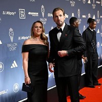 Kane menegaskan bahwa trofi Ballon d&rsquo;Or bukan hanya pencapaian pribadinya, melainkan juga hasil perjuangan bersama keluarga dan orang-orang terdekat. &ldquo;Ini adalah trofi yang kita rayakan bersama, bukan hanya aku. Ini tentang aku dan kamu, seluruh keluarga, serta orang-orang terdekat yang selalu mendukung kami. Aku hanya ingin mengucapkan terima kasih. Aku mencintaimu,&rdquo; tuturnya. Foto: Gareth Cattermole/Getty Images