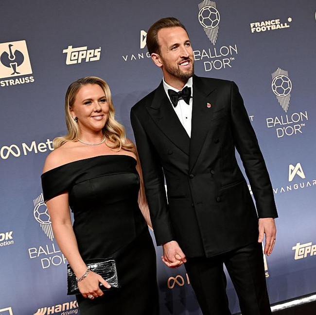 Foto: Momen Romantis Harry Kane Didamping Istri Raih Ballon dOr 2026