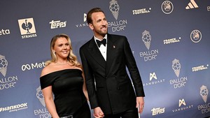 Foto: Momen Romantis Harry Kane Didamping Istri Raih Ballon dOr 2026