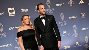 Foto: Momen Romantis Harry Kane Didamping Istri Raih Ballon dOr 2026