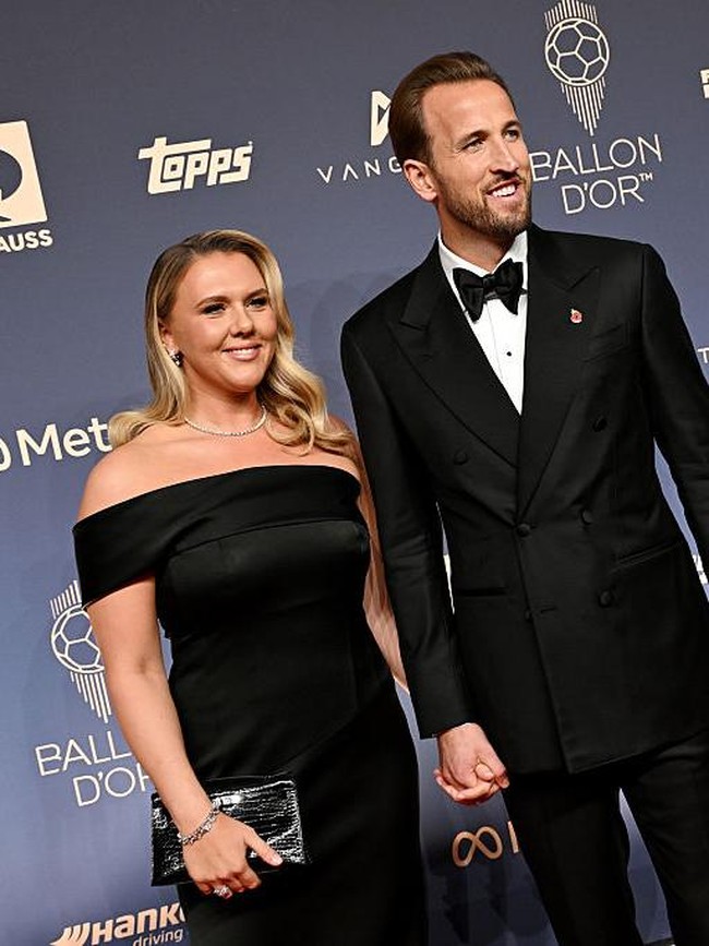Foto: Momen Romantis Harry Kane Didamping Istri Raih Ballon dOr 2026