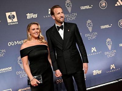 Foto: Momen Romantis Harry Kane Didamping Istri Raih Ballon dOr 2026