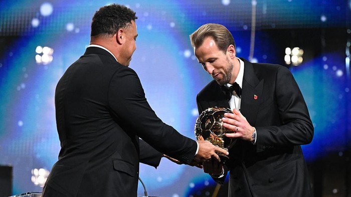 Kane (kanan) saat menerima trofi Ballon dOr 2026 dari legenda Brasil, Ronaldo.