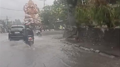 Air menggenang di sejumlah ruas jalan di kawasan Kota Tabanan saat hujan deras pada Selasa (27/10/2026) siang. /istimewa