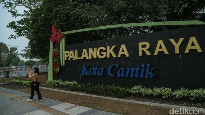 Hujan Guyur Palangkaraya, Asap Berangsur Menipis Hujan yang mengguyur Kota Palangkaraya, Kalimantan Tengah, selama dua hari terakhir membawa perubahan pada kondisi udara. Asap yang sebelumnya menyelimuti kota mulai berangsur menipis, memberikan harapan bagi warga untuk kembali beraktivitas di luar ruangan.