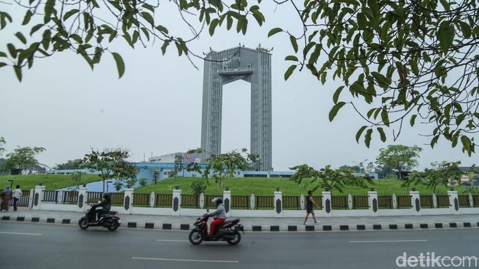 Hujan Guyur Palangkaraya, Asap Berangsur Menipis Hujan yang mengguyur Kota Palangkaraya, Kalimantan Tengah, selama dua hari terakhir membawa perubahan pada kondisi udara. Asap yang sebelumnya menyelimuti kota mulai berangsur menipis, memberikan harapan bagi warga untuk kembali beraktivitas di luar ruangan.