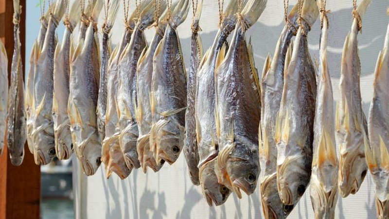 Geger Video Ikan Asin Disemprot Baygon, Begini Proses Bikin Ikan Asin Alami