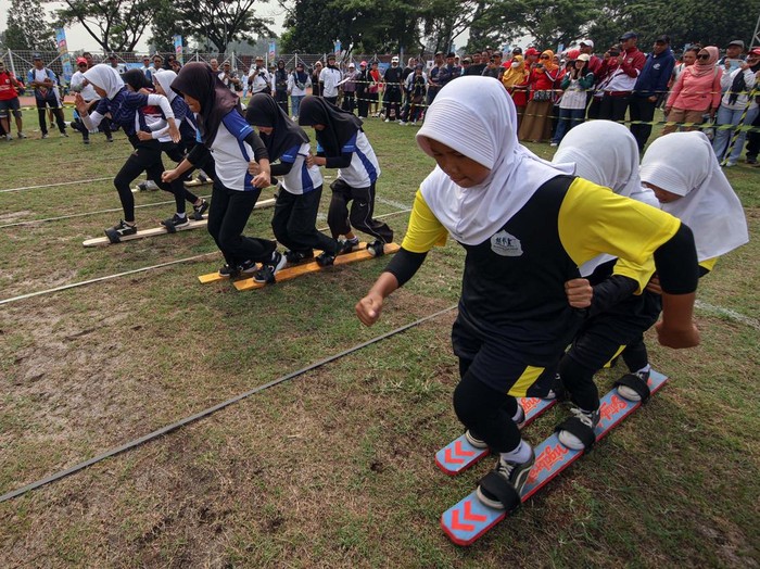 Invitasi Olahraga Tradisional Jabar 2026 Sejumlah peserta mengilkuti lomba terompah panjang saat invitasi Olahraga Tradisional (Ortrad) Jawa Barat 2026 di Area Stadion Gelora Pakansari, Kabupaten Bogor, Jawa Barat, Selasa (27/10/2026). Kegiatan yang diselenggarakan oleh Dinas Pemuda dan Olahraga (Dispora) Provinsi Jawa Barat itu diikuti 648 peserta berasal dari 27 kabupaten dan kota se-Jawa Barat, yang bertujuan untuk melestarikan dan mengembalikan nilai-nilai warisan budaya bangsa, serta memperkenalkan kembali permainan rakyat kepada generasi muda. ANTARA FOTO/Yulius Satria Wijaya/YU